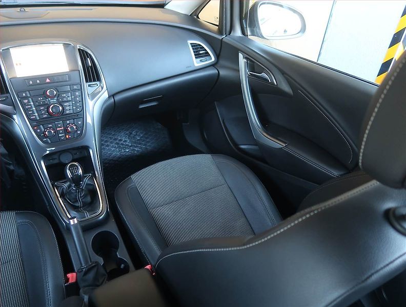 Opel Astra (2012) 1.4 T, Xenony, Tempomat - fotka 8 z 17