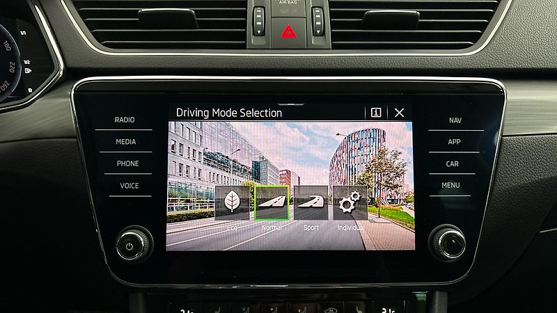 Škoda Superb 2.0 TDI DSG Style Combi - fotka 29 z 30