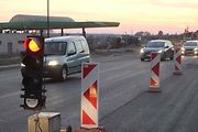 Situace v blízkosti napojení dálnice D55 na silnici I/54 u Bzence, a to první listopadový čtvrtek odpoledne.