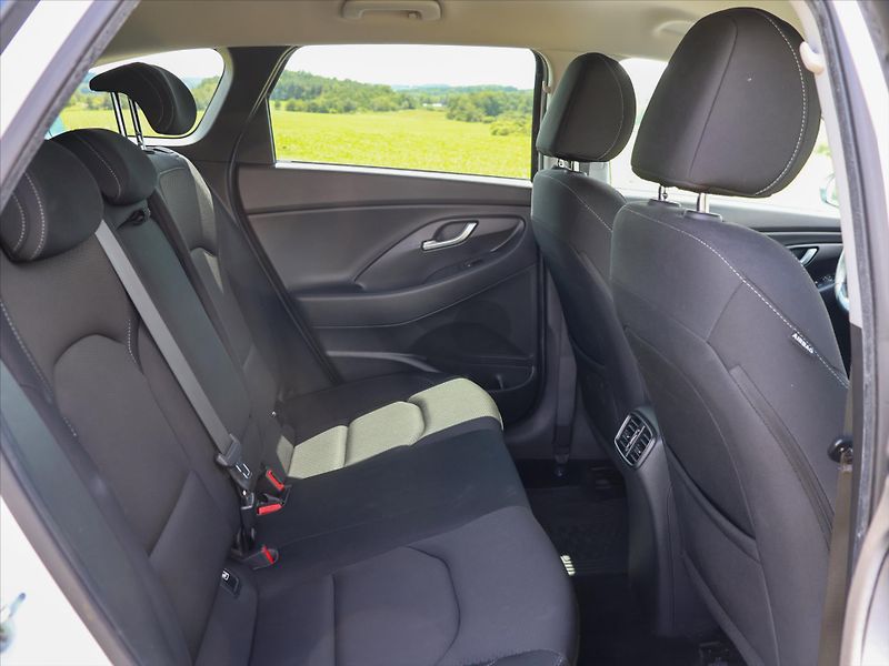 Hyundai i30 1.6 CRDi Automat CZ Style LED - fotka 13 z 37