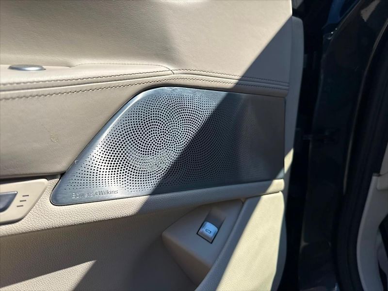 BMW Řada 7 740Ld M-Paket xDrive Panorama - fotka 15 z 20