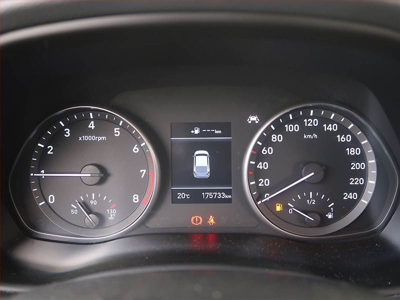 Hyundai i30 (2018) 1.0 T-GDI, Tempomat - fotka 11 z 17