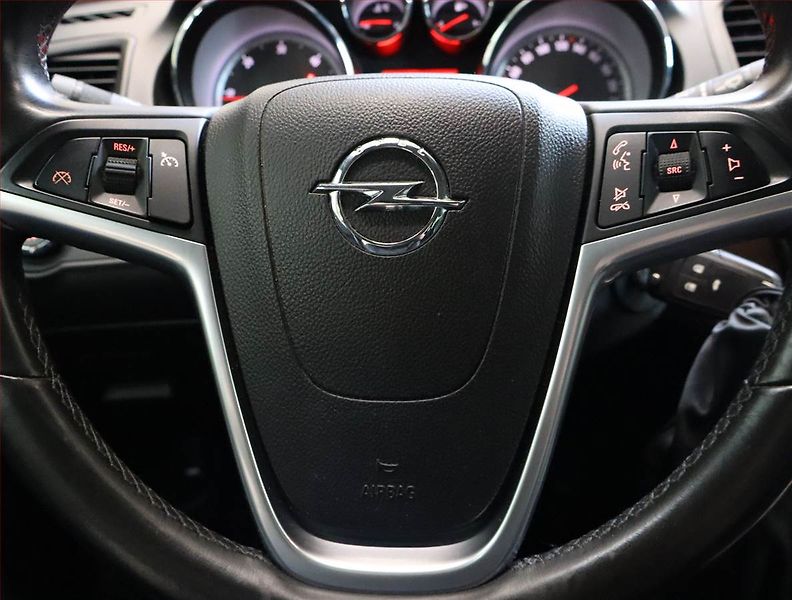 Opel Insignia (2011) 2.0 CDTI, 4X4, Xenony - fotka 19 z 19