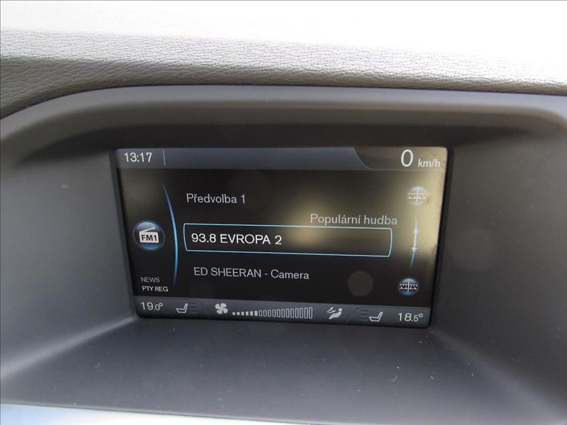 Volvo V60 2,4 D6 AWD Plug-in Hybrid - fotka 16 z 41