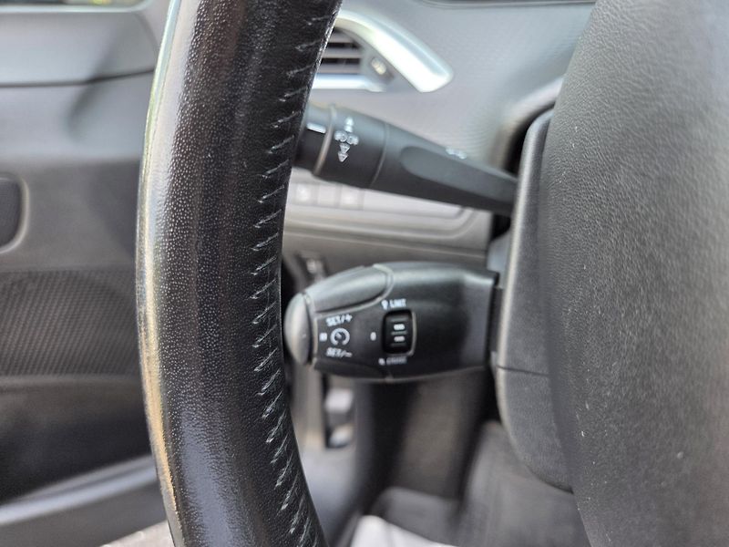 Peugeot 2008 (2019) 1.2 PT 110 ALLURE EAT6 - fotka 23 z 25