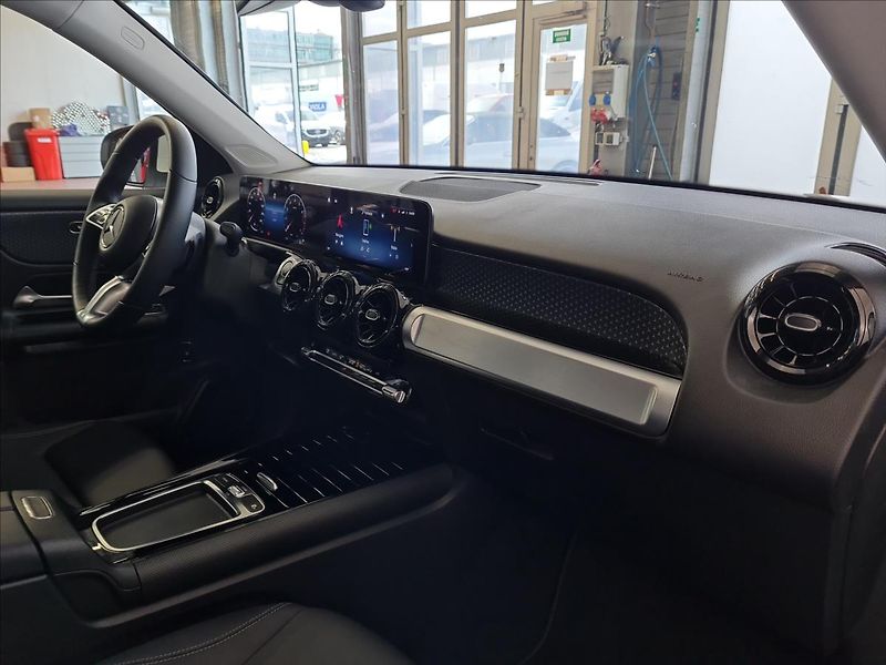 Mercedes-Benz GLB 220 4MATIC - fotka 14 z 22