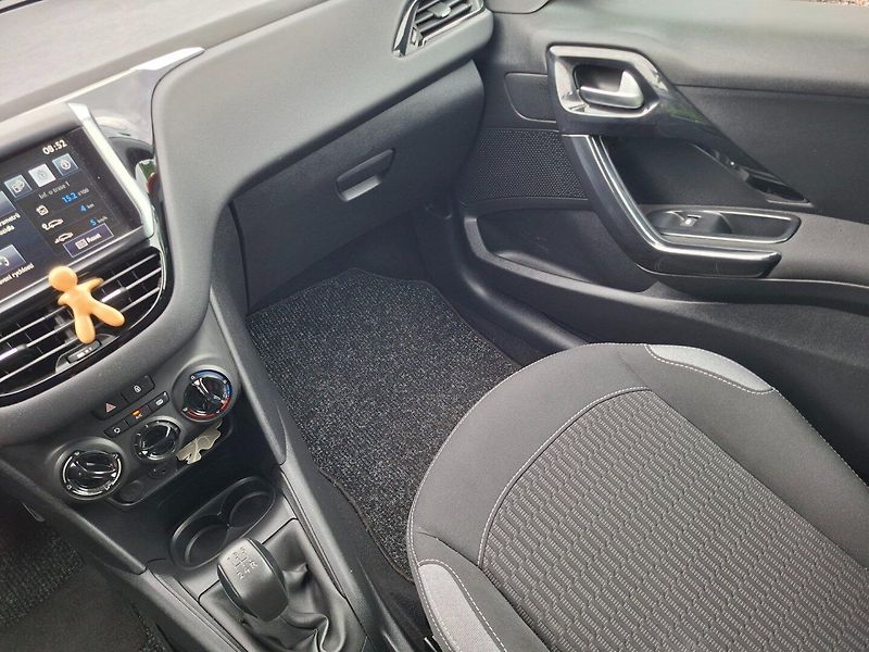 Peugeot 208 (2015) 1.0i 50kW -KLIMA-SENZORY - fotka 14 z 42
