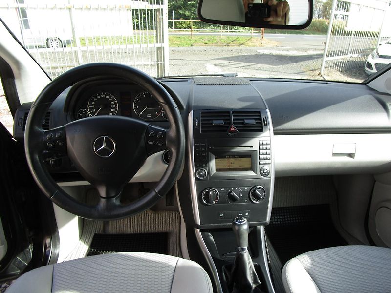 Mercedes-Benz Třídy A (2011) 1,7i-85KW-NOVÁ STK+OLEJ - fotka 7 z 13