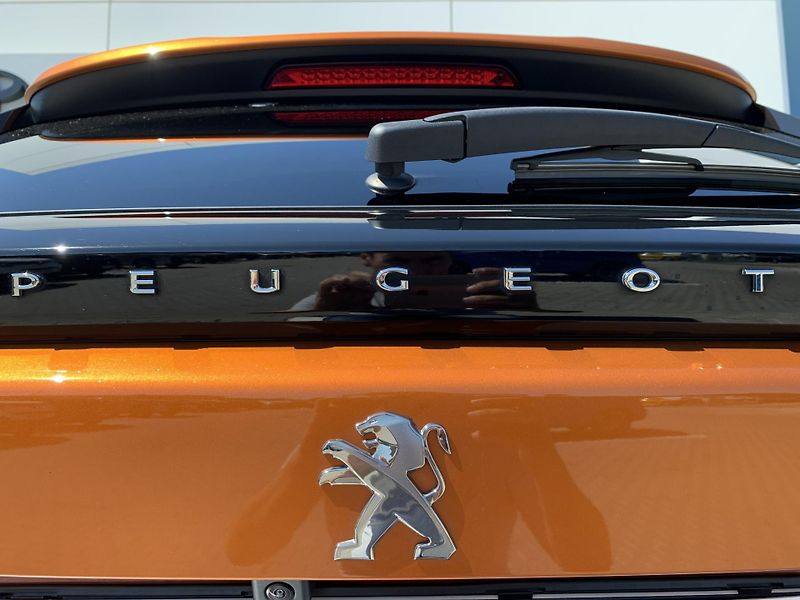 Peugeot 2008 ALLURE 1,2 PureTech 96kW AT - fotka 27 z 30
