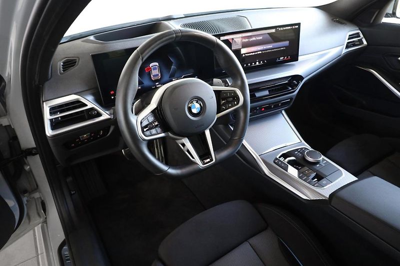 BMW Řada 3 330d xDrive Touring - fotka 2 z 25