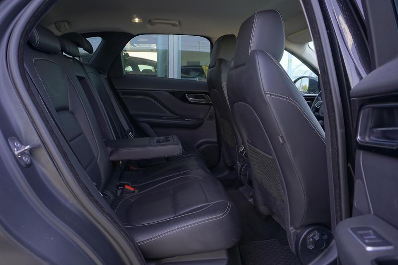 Jaguar F-Pace 2.0 25T 184kW - fotka 28 z 31