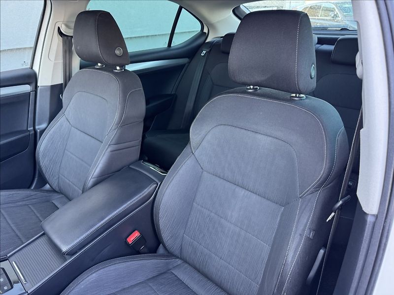 Škoda Superb 2,0 TDI 140kW ACC - fotka 21 z 50