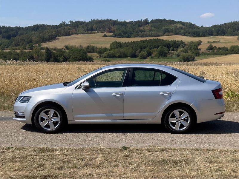 Škoda Octavia 1,6 TDI DSG CZ Style LED DPH - fotka 4 z 38