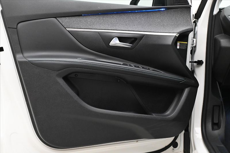 Peugeot 5008 1,5 HDI 96 kW EAT8 7Míst ALLUR - fotka 26 z 32