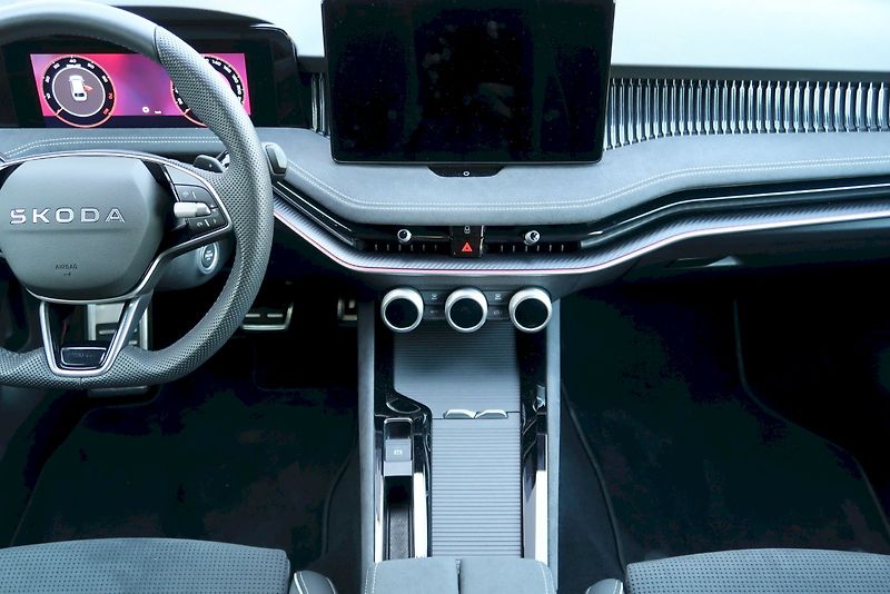 Škoda Superb (2025) Combi SportLine  2,0 TSi/ 150 - fotka 11 z 32