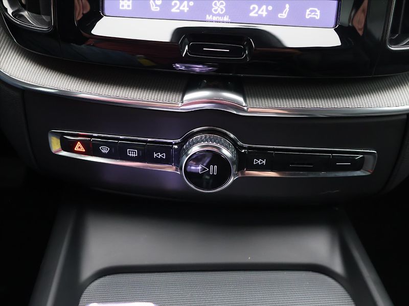 Volvo XC60 2,0 B5 AWD Plus Black Ed. AT - fotka 21 z 31
