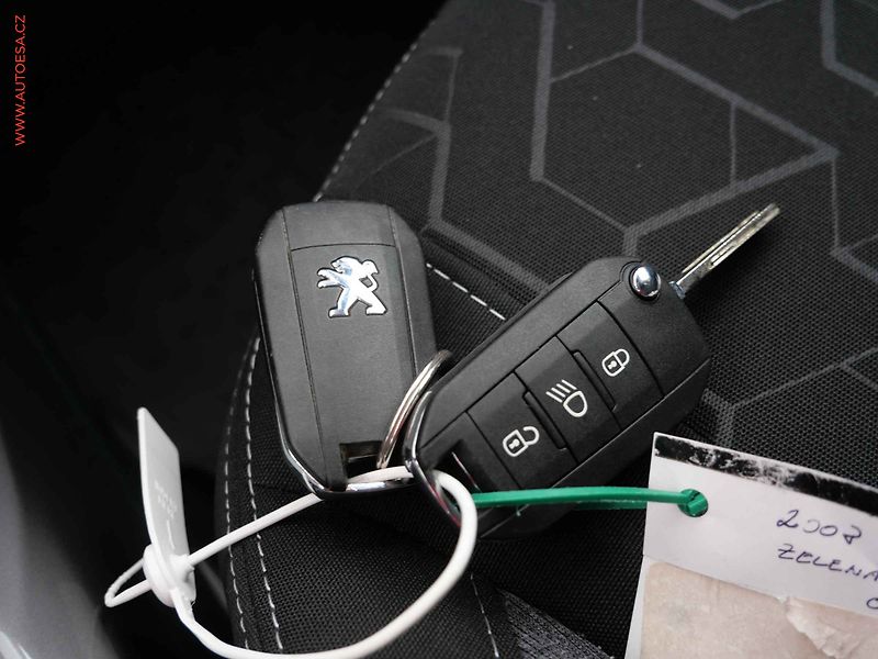 Peugeot 2008 (2019) 1.2 PT, 1.maj,ČR, Active - fotka 22 z 22