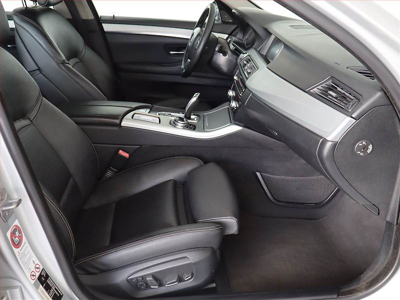 BMW Řada 5 (2013) 530d xDrive, 4X4, Automat - fotka 9 z 27