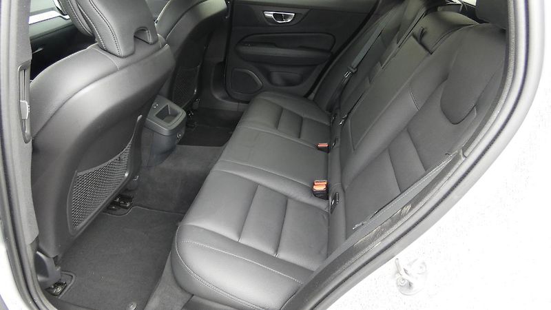Volvo V60 B4 benzin Plus Dark DCT - fotka 19 z 24