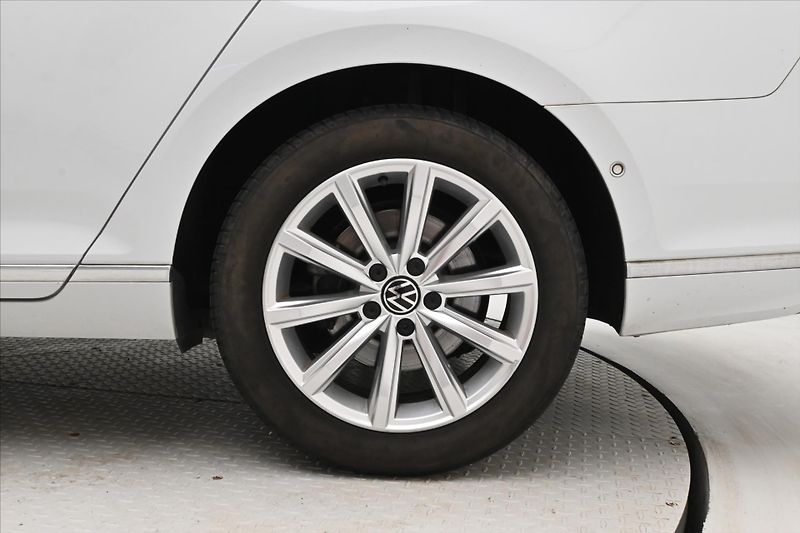 Volkswagen Passat 2,0 TDI 110 kW DSG ELEGANCE Zá - fotka 32 z 32