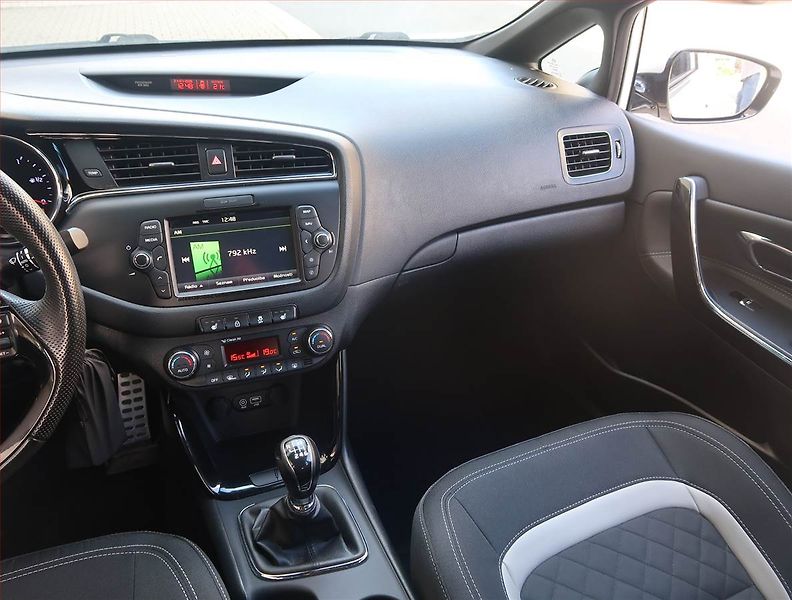 Kia Ceed (2016) GT Line 1.0 T-GDI, Navi - fotka 8 z 22