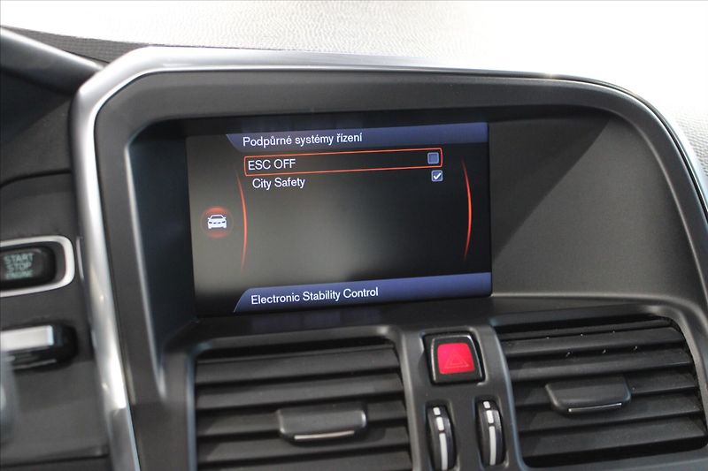 Volvo XC60 D3 AWD Polestar DPH/Tažné - fotka 16 z 26