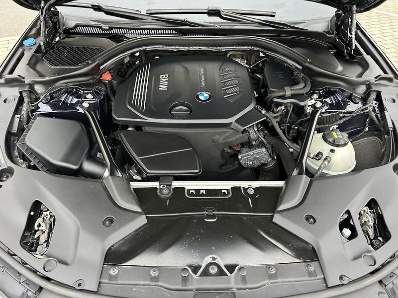 BMW Řada 5 520D XDRIVE, 1. majitel - fotka 25 z 33