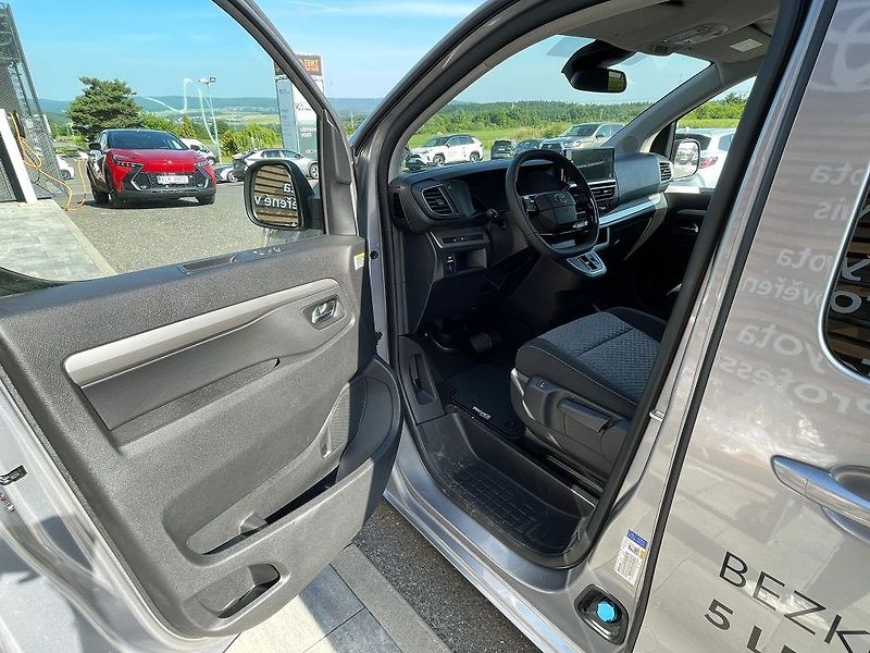 Toyota ProAce Verso 2.0L 8AT Family 8 - fotka 11 z 21