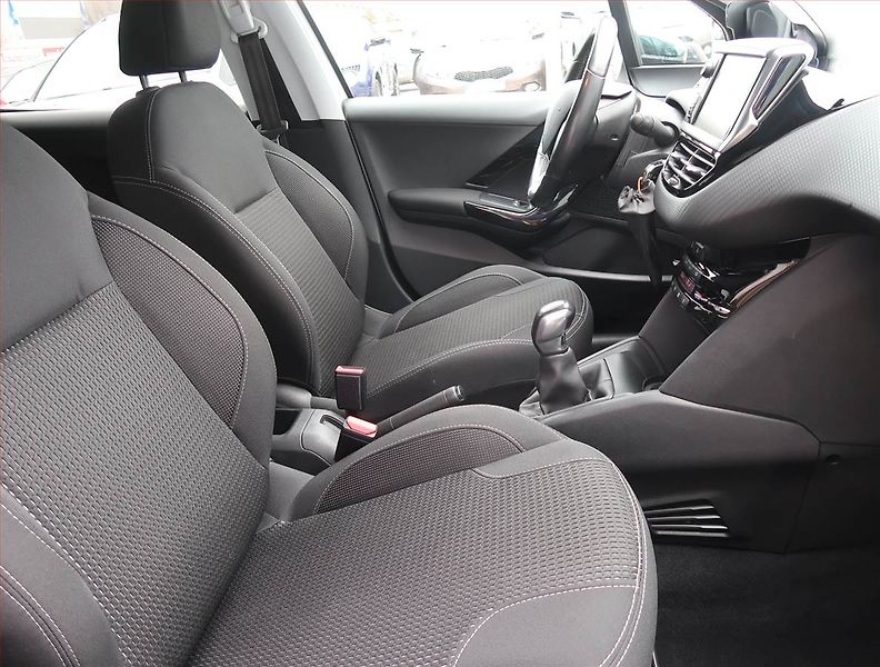 Peugeot 208 (2017) Allure 1.2 PureTech - fotka 9 z 15
