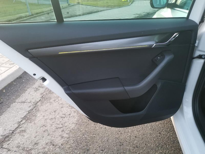 Škoda Octavia 2,0TDI DSG 110kW ACC STYLEPLUS - fotka 34 z 87