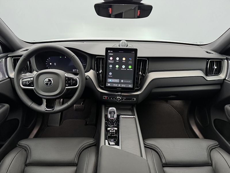 Volvo XC60 (2025) T8 AWD AUT ULTRA BLACK EDITON - fotka 2 z 23