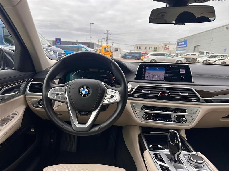 BMW Řada 7 4,4 750i xDrive 390 kW DPH - fotka 23 z 40