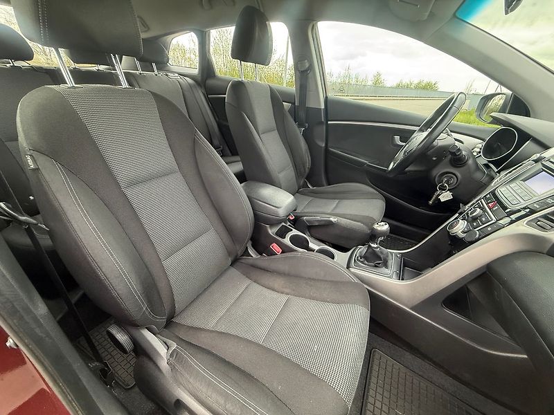 Hyundai i30 COMFORT 1,6 81 kW - fotka 13 z 17