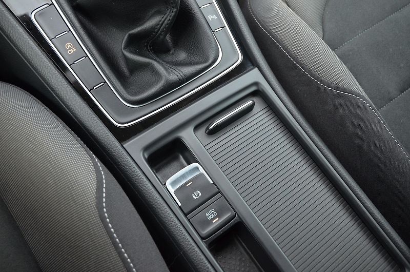 Volkswagen Golf (2017) 2.0 TDi 110kW HIGHLINE / LED - fotka 27 z 38