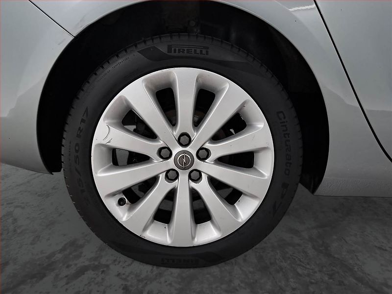 Opel Astra (2011) Cosmo 1.4 T, ČR,1.maj - fotka 14 z 14