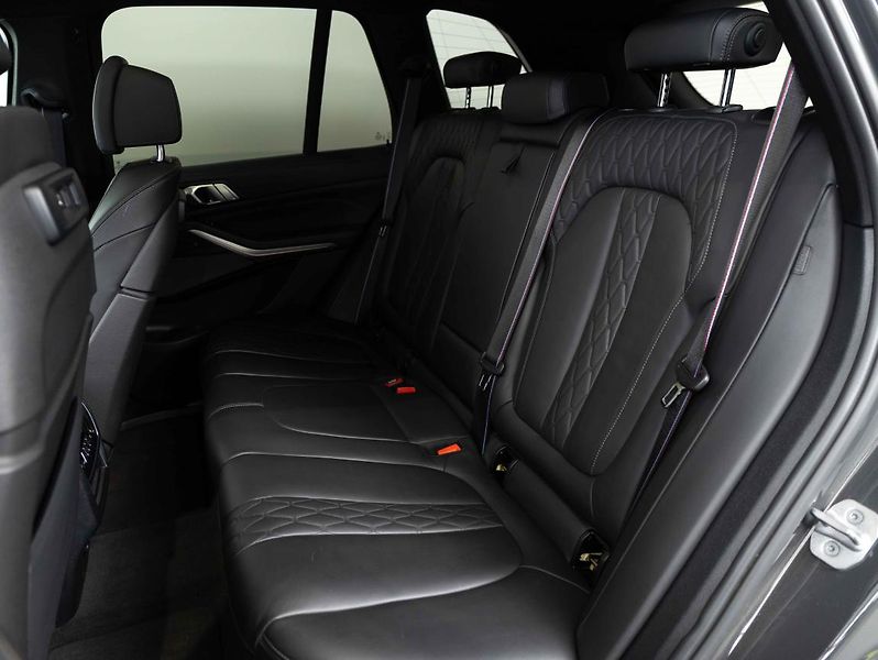 BMW X5 M50i - fotka 22 z 24