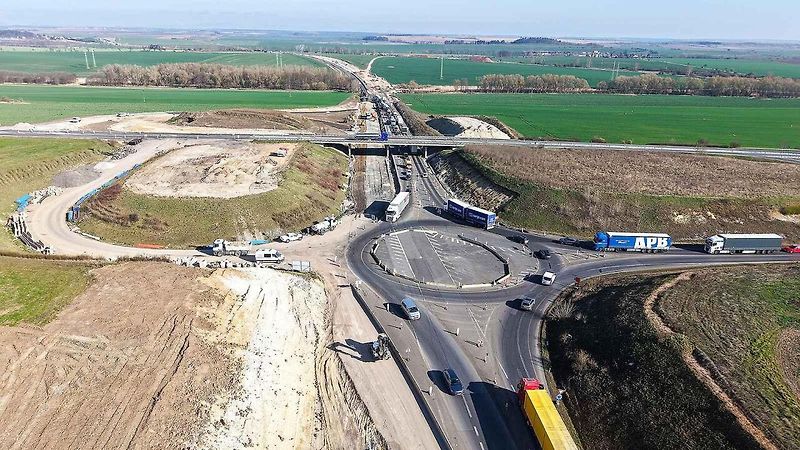 Stavba dálnice D7 Praha - Chomutov mezi Knovízem ve Středočeském a Panenským Týncem v Ústeckém kraji.