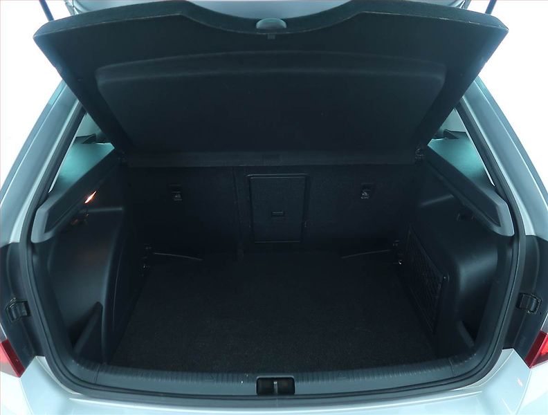 Škoda Rapid (2016) Spaceback 1.2 TSI, Xenony - fotka 14 z 17