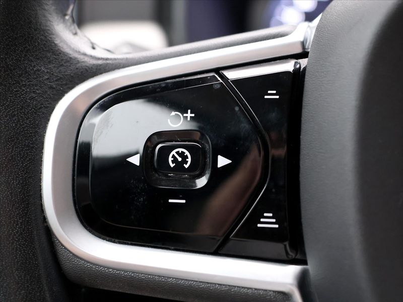 Volvo V90 2,0 D3 Drive-E Momentum Auto - fotka 23 z 38