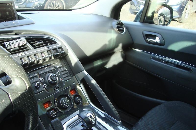 Peugeot 3008 (2013) 1.6HDi,Hybrid 4,AUT,4x4,Panora - fotka 52 z 78