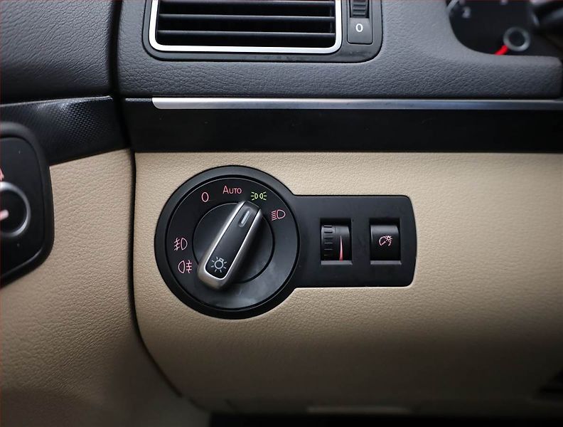 Volkswagen Touran (2011) 2.0 TDI, Automat, Xenony - fotka 17 z 18