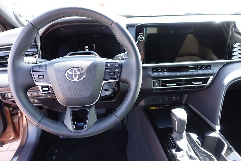 Toyota Camry 2,5 HEV Executive - fotka 16 z 35