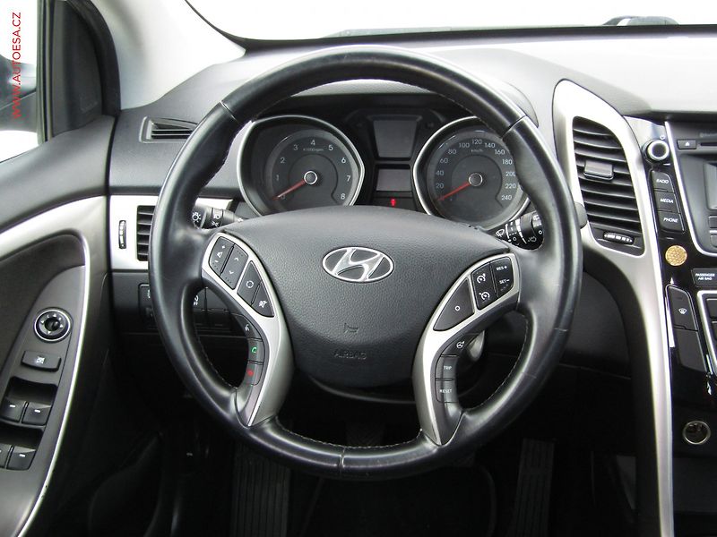 Hyundai i30 (2017) 1.6 GDi, ČR, AC, tempo, park - fotka 12 z 17