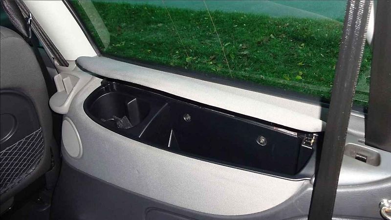 Boční lišty i lišty nárazníků zdobí chromový pásek, toto auto v základní výbavě není.