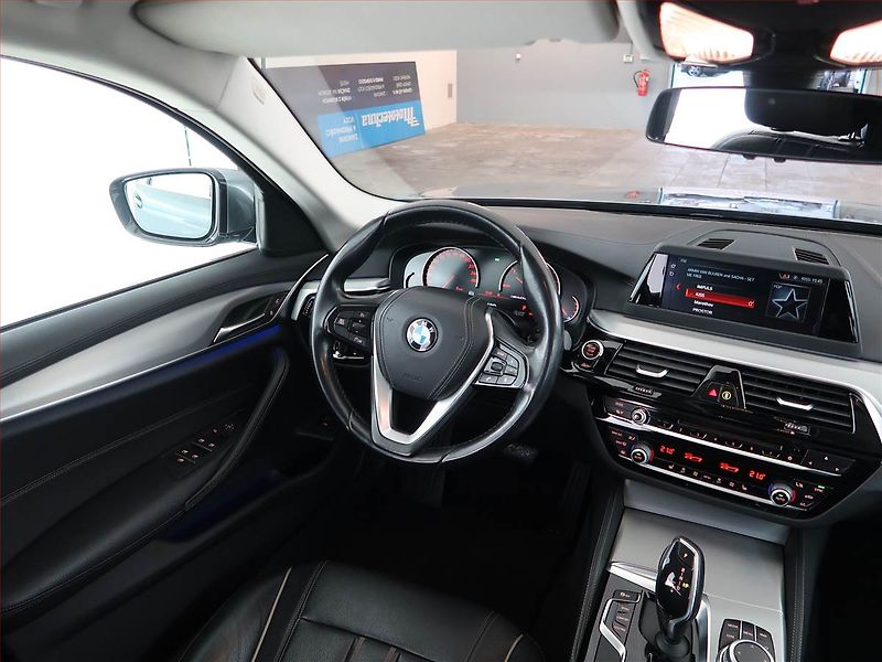 BMW Řada 5 (2017) Luxury Line 520d xDrive, 4X4 - fotka 7 z 24