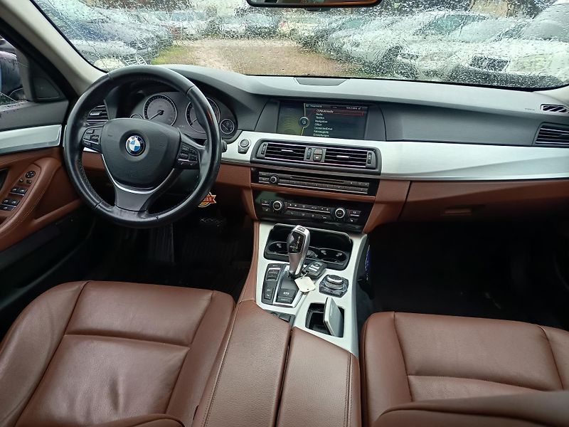 BMW Řada 5 (2011) 535i xDrive - fotka 46 z 50
