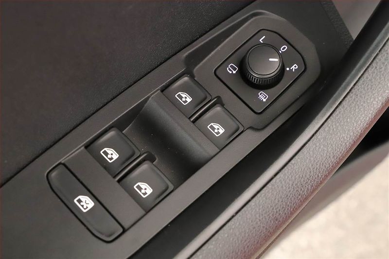 Škoda Karoq (2023) Sportline 1.5 TSI - fotka 9 z 20