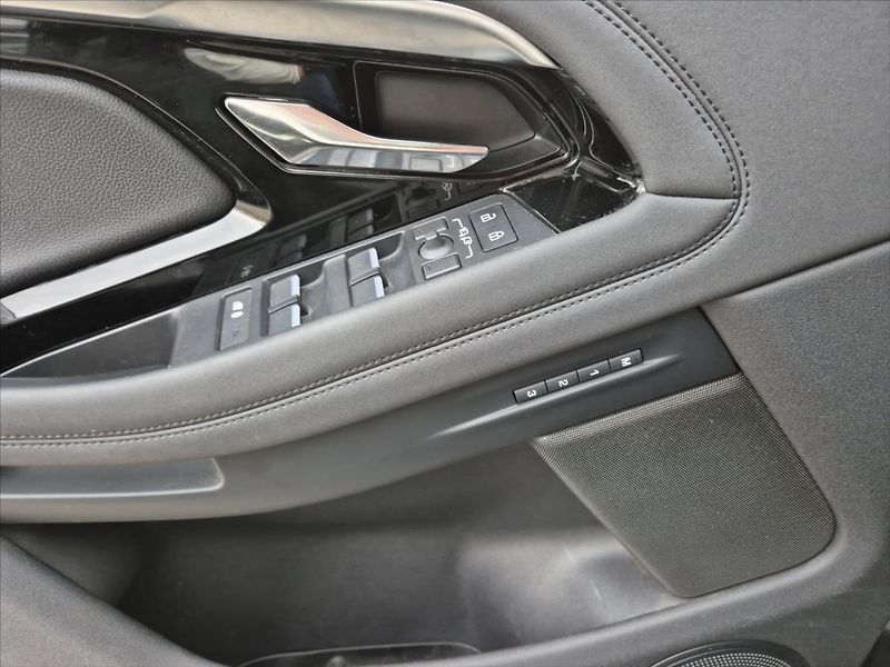 Land Rover Range Rover Evoque 2,0 D200 SE - fotka 18 z 18
