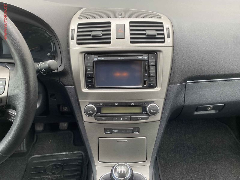 Toyota Avensis (2010) 1.8i, AC, TZ, navi - fotka 12 z 17