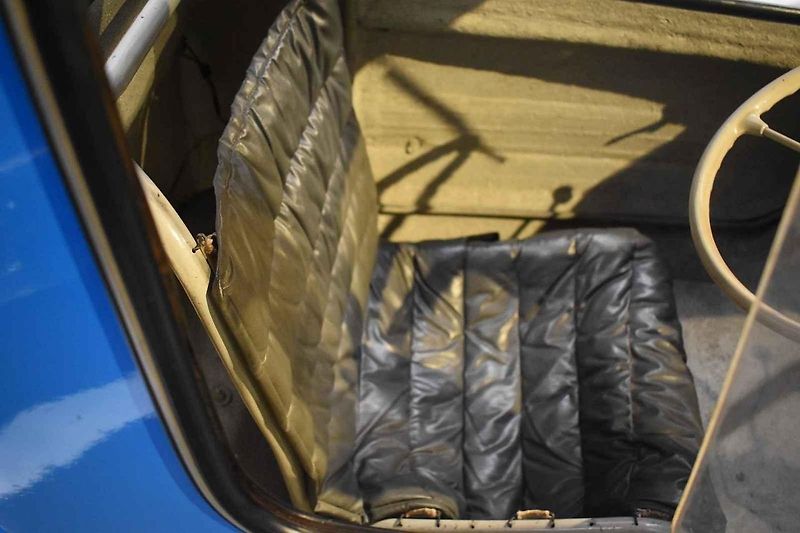 Porovnání parkujících vozů Audi Quattro a Peel P50